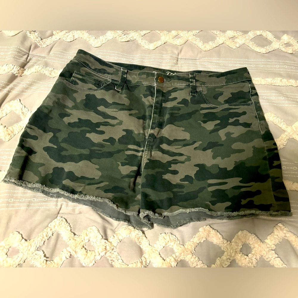 Universal Thread Camo Shorts
